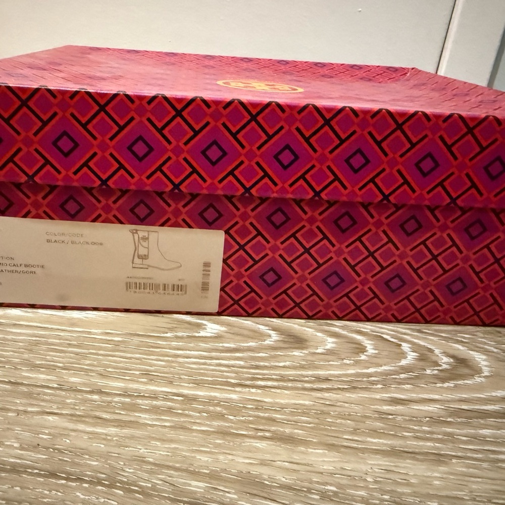 EUC Tory Burch Black Leather Boots Sleek Design with Box and Dust Bag - Picture 10 of 10